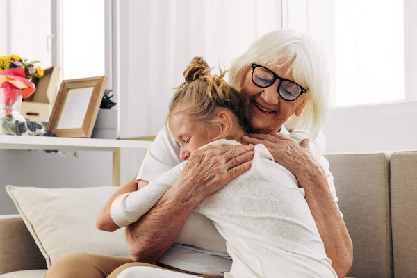 Frau Umarmt Umarmung Couch Hause Lebensstil Liebe Kind Ältere Enkelin — Stockfoto