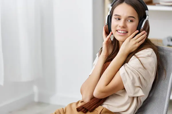 Branco Adolescente Feliz Online Telefone Celular Meditação Música Fones Ouvido — Fotografia de Stock