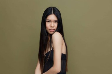 Japon kadın güzel moda salonu kızı kadınsı saç portresi yeşil Asyalı kozmetik güzellik göz kamaştırıcı siyah saç modeli çekici uzun sevimli