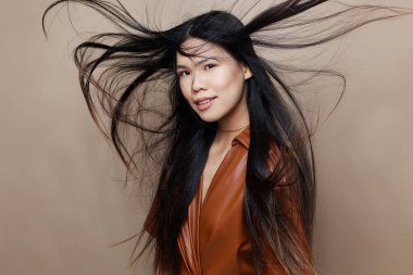 Moda kadını, hoş güzellik salonu kadınlığı saç portresi kozmetik Asya modeli cazibe uzun Koreli siyah, çekici saçlar güzel bej kız.