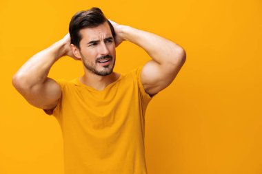 Erkek yaşam tarzı sarı model kendine güvenen stüdyo tarzı gülümseme modayı takip eden moda kolu neşeli moda işi gülümseyen portre adam sarı mutlu yüz ifadesi izole ediyor gülüşmeler