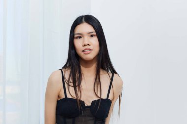 Beyaz saçlı, büyüleyici kozmetik portre güzel, çekici, kadınsı, Koreli, siyah model, uzun, zarif, güzel, seksi, Asyalı bir yüz.