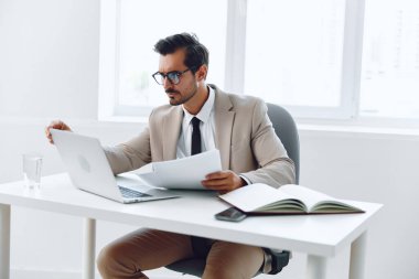 Teknoloji belgesi yöneticisi, iletişim için genç takım elbise, beyaz ofis, uzman iş adamı, Kafkas şirket dizüstü bilgisayarı, mutlu çalışan planlaması yapıyor.