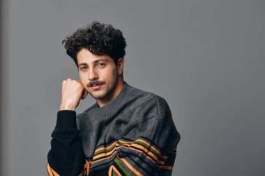 Bak dostum, moda gülümsemesi beyaz kopyacı tarzı neşeli saç stili model hippi olgun, moda moda yüz ifadesi İspanyol portresi.
