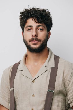 Beyaz adam beyaz, genç, mutlu yetişkin, izole edilmiş, yakışıklı, çekici, kendine güvenen bir yüz.