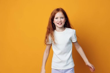 Kadın neşe portresi, genç kız çocukluk, sevimli çocuklar, güzel kadınlar, gülücük, küçük saçlar, küçük arka plan.