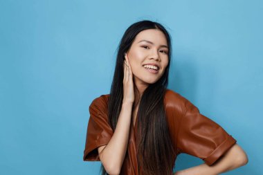 Moda kadını Japon neşe yüzü gülümse uzun arka plan mavi saçlı kadın yaşam tarzı Koreli mutlu portre yakışıklı Asyalı çekici moda güzeli stüdyo kızı işi