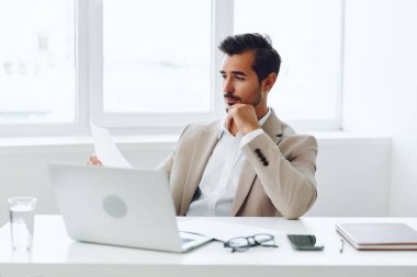 Çekici adam belge ofisi beyaz takım elbise iş yeri iş yeri iş yeri iş adamı dizüstü bilgisayarı mutlu konsept beyaz planlama işi