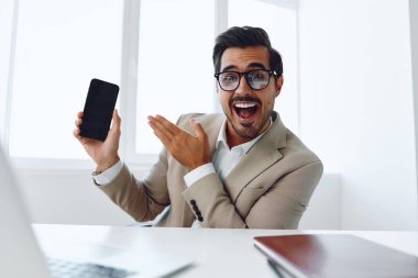 Çekici telefon iletişimi, akıllı telefon, cep telefonu, bilgisayar, dizüstü bilgisayar, ofis, ofis, ofis, ofis. Video, konuşma, telefon, bej, modern, yetişkin gülümsemesi, iş adamı sohbeti.