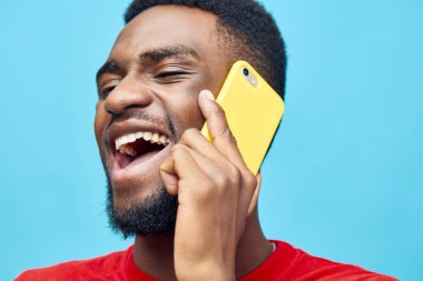 Adam yaşam tarzı moda reklam yazma teknolojisi akıllı telefon Afrikalı hippi mutlu gülümseme uygulaması telefon uygulaması boş mesaj modeli siyah cep telefonu