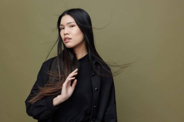 Kuaför kadın, güzel makyaj, cazibeli, zarif, zarif, Asyalı kız, japon model, kozmetik ten, uzun sağlıklı, Koreli, güzel, moda, siyah saçlı, çekici.