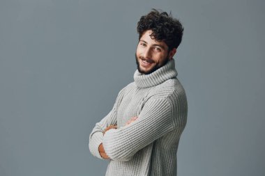Beyaz adam yakışıklı yetişkin gibi görünüyor sıradan beyaz adam sakallı adam moda özgüven modeli mutlu bir portre