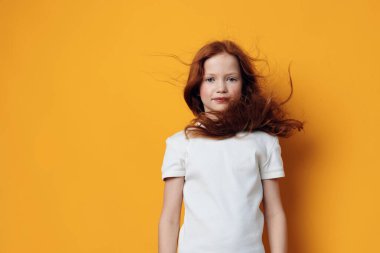 Stüdyoda küçük beyaz yüz, üzgün çocukluk çocuğu, genç ifade mutsuz portre güzel bayan çocuk, beyaz arka plan saçı şirin üzgün, izole edilmiş.