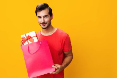 Adam sürpriz indirimli yaşam tarzı çanta paketi müşterisi alışverişi mağaza alışverişi hediye olarak sarı moda indirimi Mutlu Noeller hediyesi