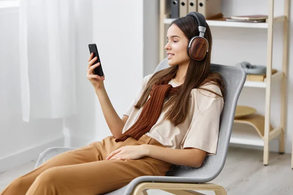 Fones Ouvido Dispositivo Divertido Música Smartphone Aplicativo Feliz Sorriso Telefone — Fotografia de Stock