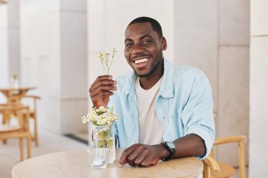 Portreci, Afrikalı yakışıklı, genç, çekici, neşeli, mutlu, izole, yetişkin, kendine güvenen, erkek, sıradan,