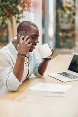 Yetişkin adam iş masası bilgisayarı hayat tarzı işadamı girişimci işi genç erkek, modern laptop teknolojisi profesyonel internet telefon ofisi