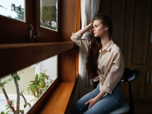Žena Podzimní Deprese Sedí Okna Dívá Přírodu Deštivé Počasí Odrazování — Stock fotografie