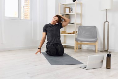 Hobi, genç sporcu, sağlıklı oda, ev içinde vücut, sağlık zeminini esnetiyor, yaşam tarzı, spor kıyafetleri, spor kıyafetleri, spor salonu, sağlık sporları, beden eğitimi.