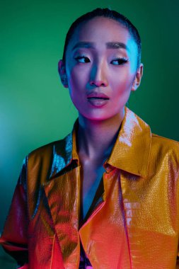 Portre kadını disko güzeli genç siyahi neon bayan parlak mor renkli renkli dudaklar, Asyalı