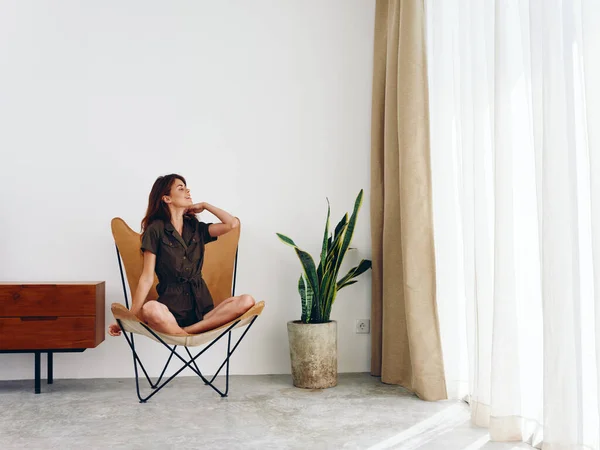 Frau Sitzt Lächelnd Einem Ledersessel Fenster Modernes Stilvolles Interieur Skandinavischer — Stockfoto