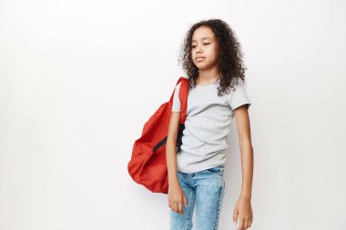 Kadın model kız, kadın arka plan çocuğu, güzel çocuk, çocuklar, sevimli kız, şık, şirin bir portre, çocukluk tarzı, küçük beyaz, sırt çantalı kız.