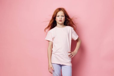 Güzel kadın çocuk küçük sevimli çocuk çocukluk çocuğu çocuk yüzü çocuklar model kadın saçı arka plan güzel beyaz tişört