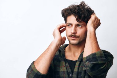 Erkek gülümsemesi çekici moda portresi mutlu saç hippi tişörtü yakışıklı erkek moda insan telif alanı ifadesi