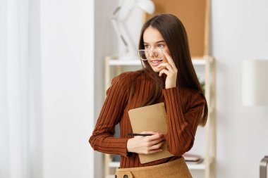 Yalnız bilgisayar ergeni kız masa başı e-öğrenimi, beyaz kız, ev ödevi, bilişsel eğitim, not defteri yaşam tarzı, sınav masası.