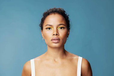 Güzel kadın mutluluğu mutlu mavi gülümseme Amerikan bakım saçı stüdyo kadın makyaj yüzü Afrikalı yaşam tarzı portre stüdyosu kozmetik güzel yakın çekim moda tarzı kıvırcık cilt