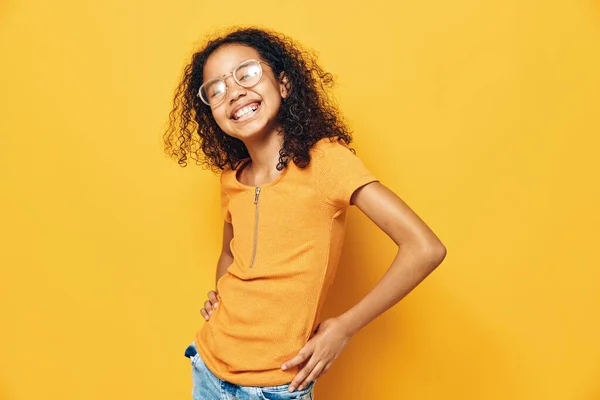 女性の若い黄色いモデル学生の髪の美しさキュリー笑顔アフリカの幸せな女性のファッション背景喜び黒いアフロアメリカ人女性 — ストック写真