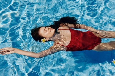 Yaz tatili altında kadın eğlencesi ıslak kadın tatil suyu su altında bikini genç güzel fitness yüzme mavi havuz mayo yaşam tarzı güzellik