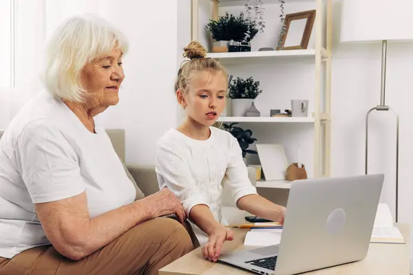 Familie Großmutter Weiß Lächelnd Selfie Fotografie Laptop Shirt Bildung Zweisamkeit — Stockfoto