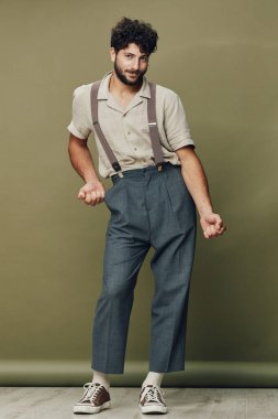 Çekici yetişkin işleri modern moda portreler modaya uygun kendine güvenen genç moda gömlekli beyaz model erkek yaşam tarzı sıradan saçlı beyaz erkek yüzü insan tarzı yakışıklı.