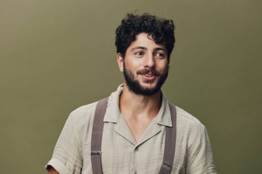 Stüdyo çekici görünüyor. Yakışıklı beyaz arka plan gülümse. Sıradan yetişkin erkek modeli mutlu portre insanı izole edilmiş adam ifadesi.