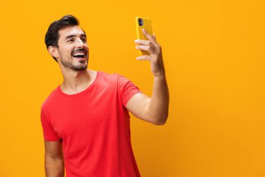 İnsan teknolojisi gülümsüyor stüdyo sarı yaşam tarzı telefon izole edilmiş gözlük kopyalanmış telefon akıllı telefon mutlu iş gülümsemesi mobil cep telefonu telefon iletişim portresi