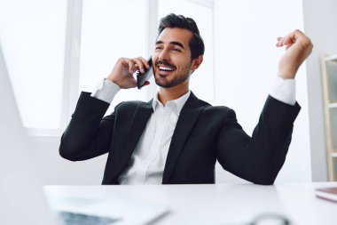 Menajer akıllı telefon profesyonel gülümseme ofis iş adamı sohbeti mutlu internet laptop teknolojisi cep telefonu iletişim bilgisayarı