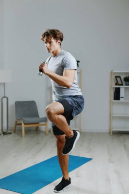 Spor salonunun sağlık eğitimi paspası yetişkin ev aktivitesi erkek sağlıklı yaşam tarzı spor gri halterli yoga karın kasları sağlıklı.