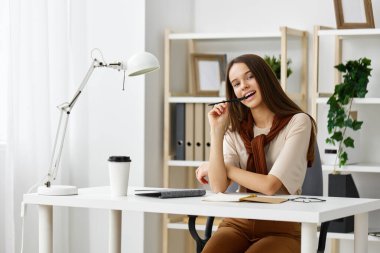 Öğrenci hazırlık kitabı okuyan kız öğrenci okulu dairesi, serbest meslek sınavı. Masa başı kız, masa başı ödevi, bilgisayar eğitimi alan genç kız.