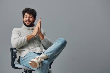 Genç portre görünümlü beyaz jest havalı rahat insan çekici mutlu sakallı adam neşeli arka plan yetişkin erkekler pozitif yaşam tarzı beyaz yüz ifadesi