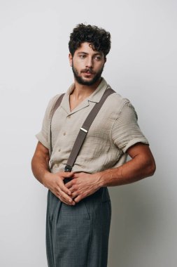 Yetişkin bir adam, beyaz bir adam, kendine güvenen genç, beyaz, sakallı, yakışıklı, çekici bir stüdyo fotoğrafçısıyla karşı karşıya.