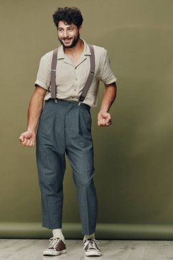 Sıradan görünüşlü, modaya uygun adamlar iş adamı modern model güzellik şık, beyaz arka plan erkek moda genç yakışıklı pantolon çekici.