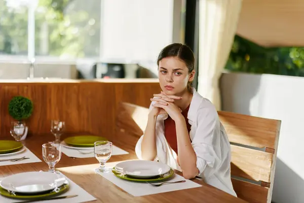 Femme Élégante Assise Table Manger Buvant Eau Verre Intérieur Moderne — Photo