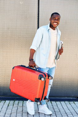 Yetişkin seyahat valizi valizi gezgin arka planda yakışıklı bagaj turisti genç erkek yaşam tarzı