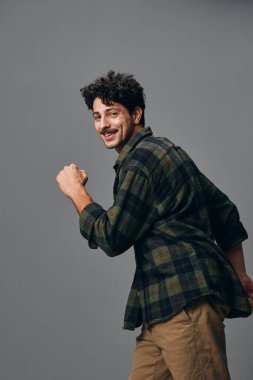 Erkek saçı gülümseme portresi yakışıklı yaşam tarzı modern hipster duygu dolu beyaz telif alanı moda insan gömleği mutluluk el modeli moda
