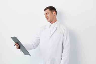 Erkek doktor geçmişi beyaz sıhhiye mesleği profesyonel sağlık mesleği genç bakımı steteskop sağlık hastanesi uzman hekim önlüğü yetişkin doktor önlüğü