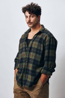 Hippi adam kopyacı yaşam tarzı mutlu gülümseme şık, yakışıklı, kendine güvenen, trend portre çekici beyaz gömlek, yetişkin İspanyol modası.