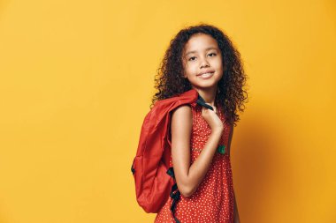 Kadın siyahi kadın, güzellik, güzel portre, kıvırcık saçlar, kıvırcık saçlar, afro mutluluk, genç, yalıtılmış gülümseme, arka plan modeli, model kadın modadır.