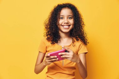 Genç kadın saçı çocukluk arkadaşı kız çocuk okul kızı model akıllı telefon sarı kız arka plan mobil kız güzel telefon küçük moda