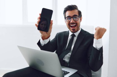 Erkek koltuğu meşguliyeti, yetişkin akıllı telefon yaşam tarzı, çekici telefon, bilgisayar ofisi şirket işadamı, genç yönetici, gülümseyen dizüstü bilgisayar konuşması.